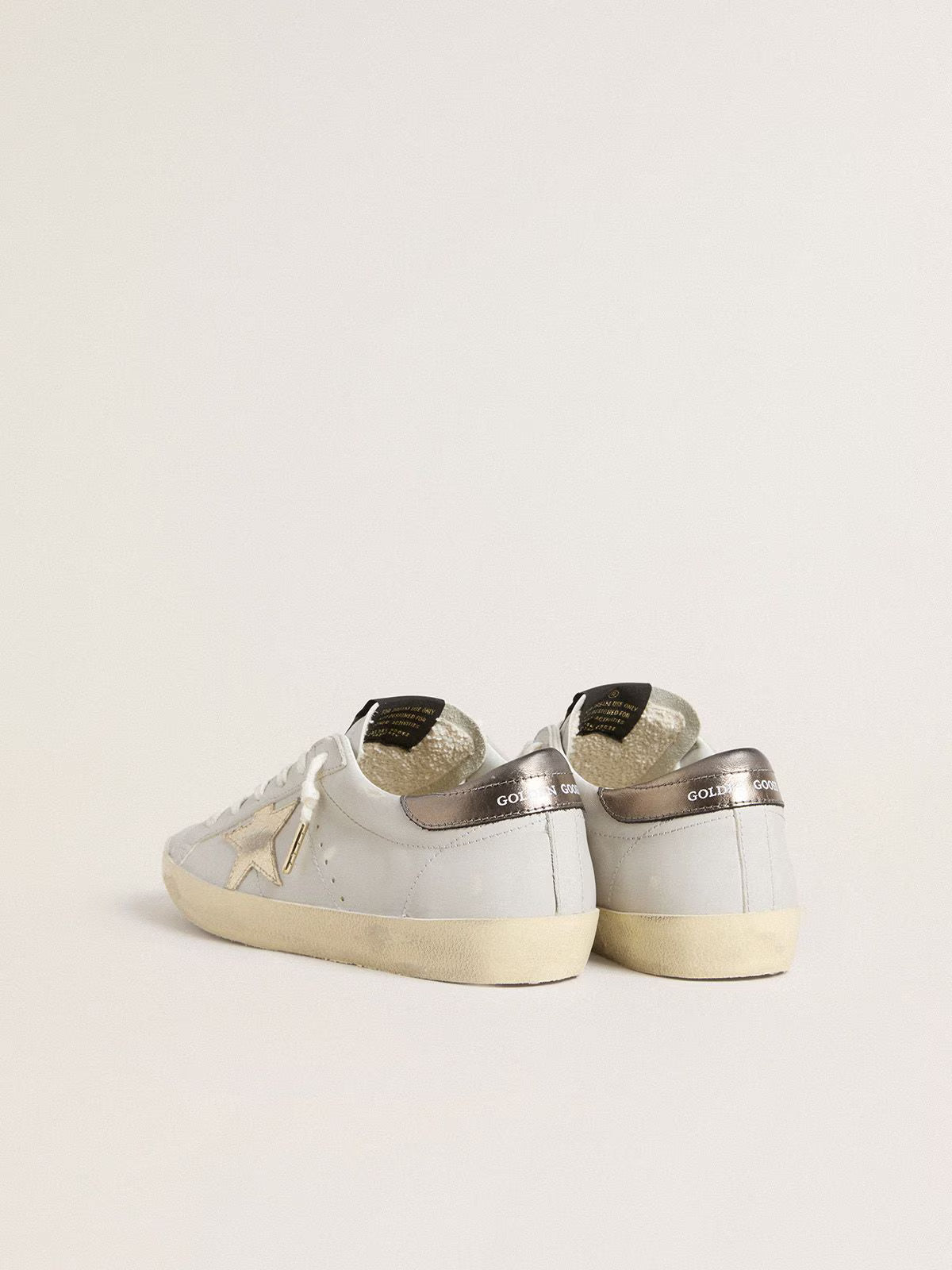 Super-Star femme avec étoile en cuir craquelé et contrefort en cuir lamé métallique