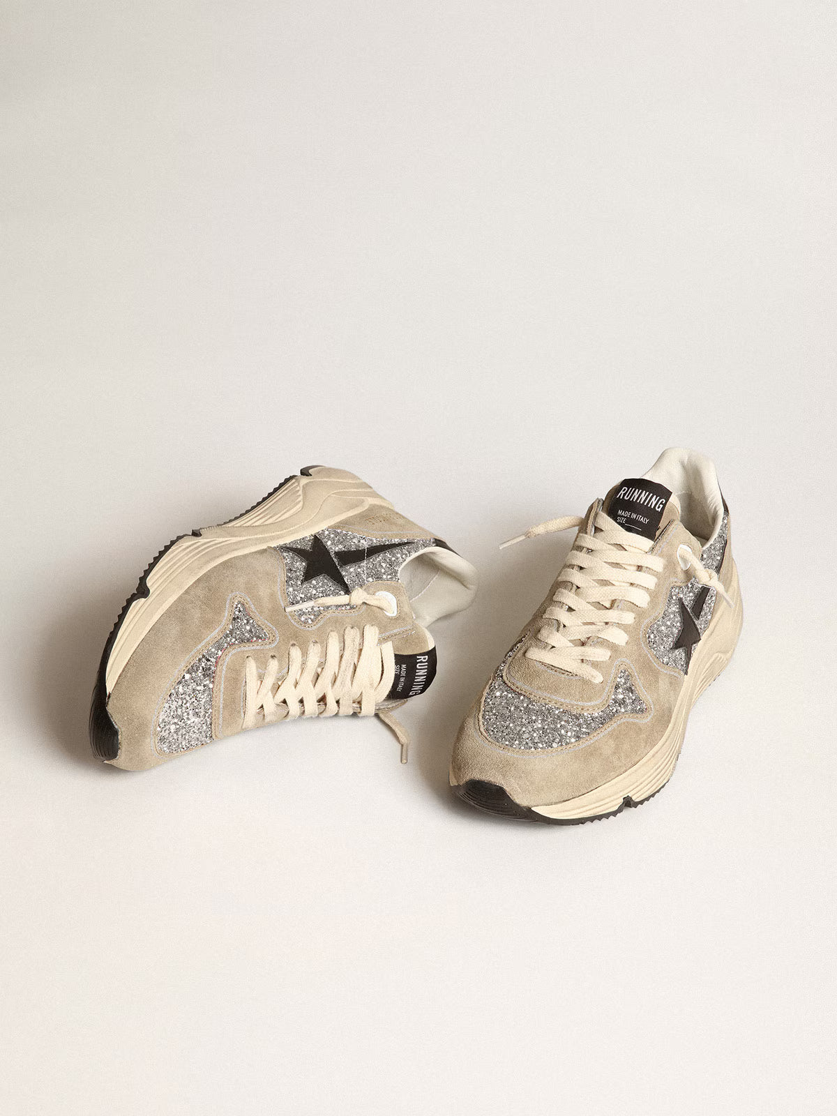 Running Sole femme à paillettes argentées et en daim gris tourterelle